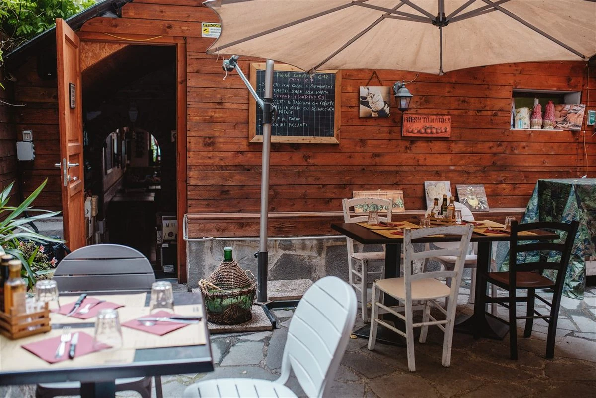 Die Gartentische der Locanda Antichi Sapori
