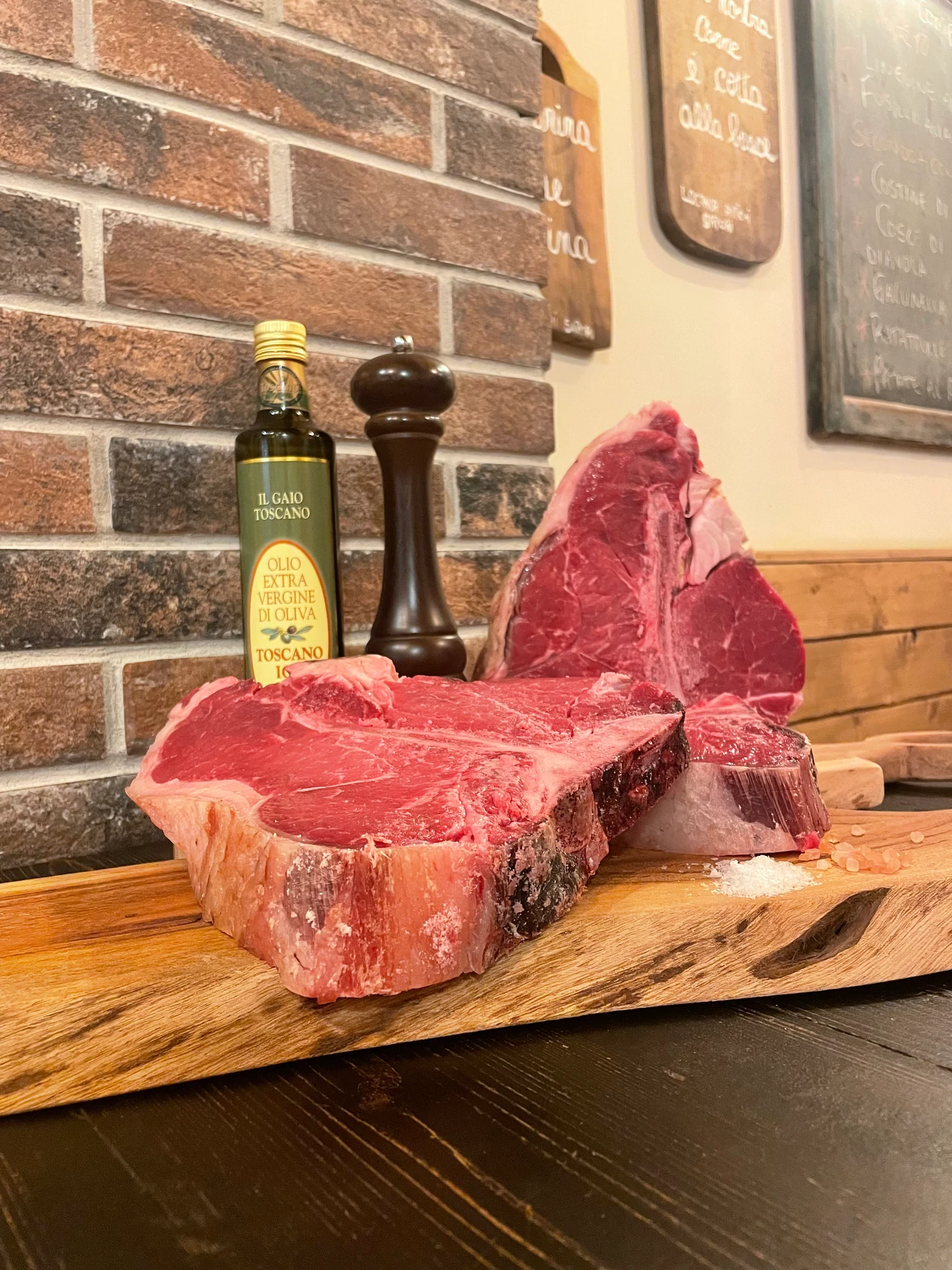 Fiorentine de Chianina sur la planche à la Locanda Antichi Sapori