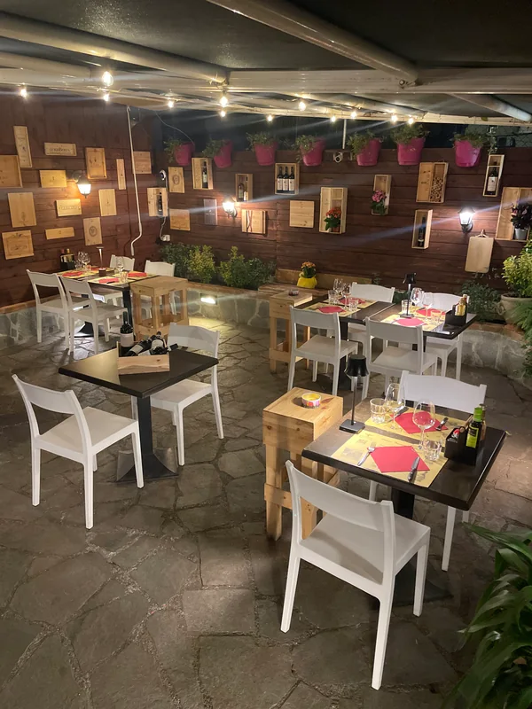 Les tables dressées dans le jardin