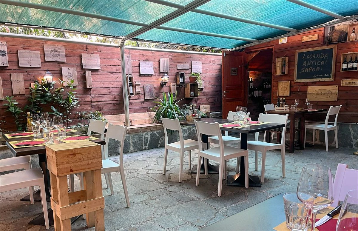 Eingedeckte Tische im Garten