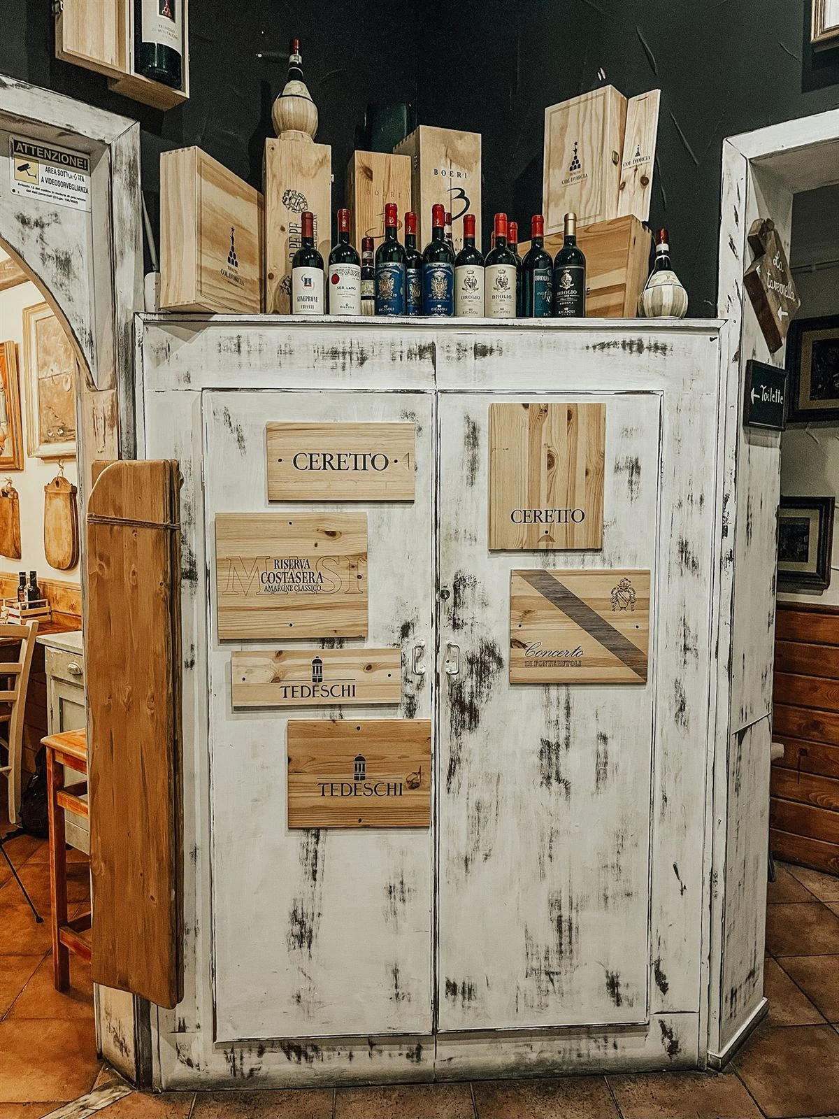 El aparador con las botellas en la sala