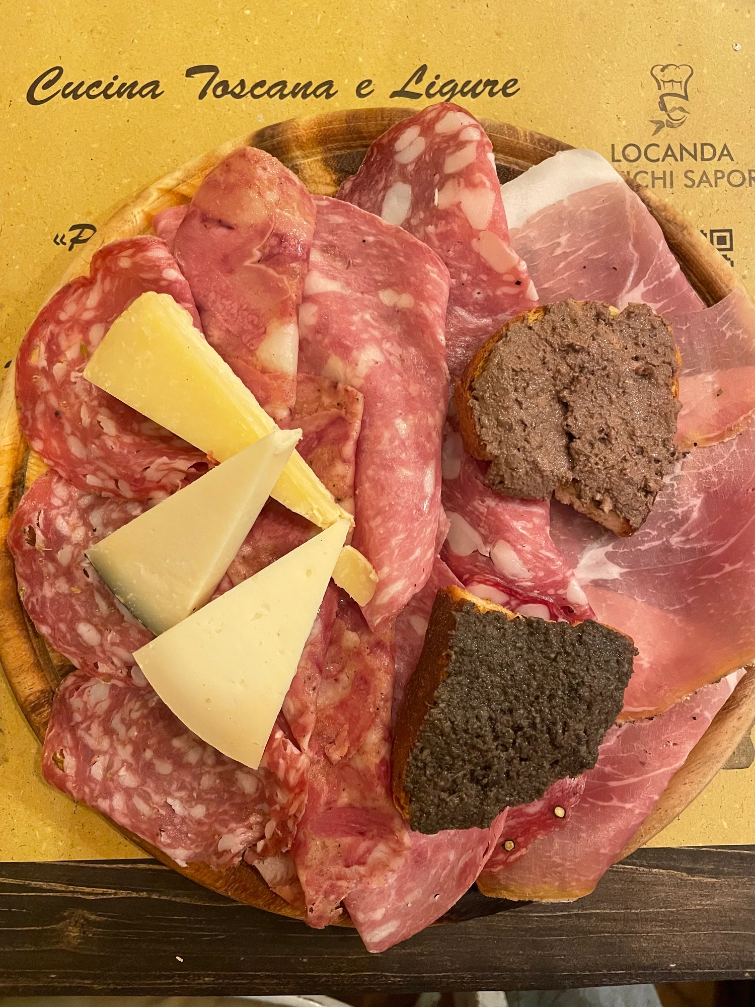 Planche de charcuteries et fromages toscans avec bruschette